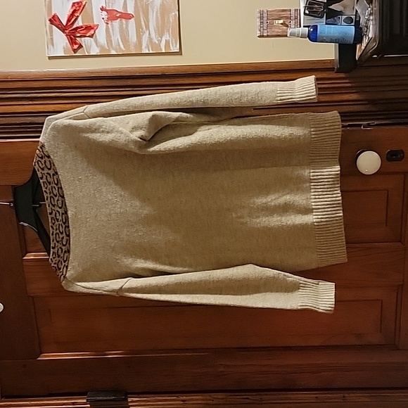 V-neck cardigan sweater - Picture 4 of 8